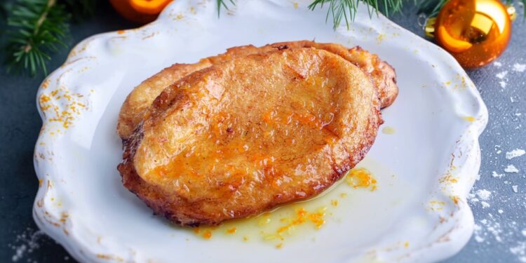 Fatias douradas com calda de laranja