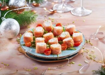 Rolinhos de salmão fumado com queijo creme