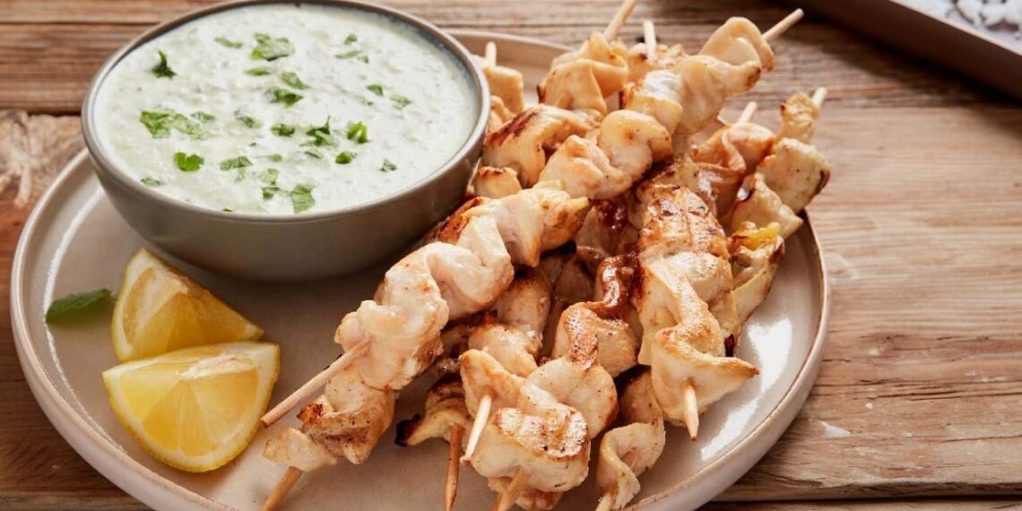 Espetadinhas de frango com molho de iogurte
