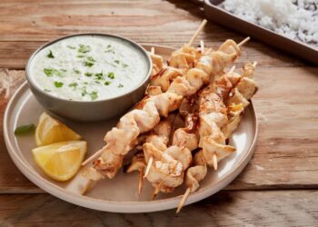 Espetadinhas de frango com molho de iogurte