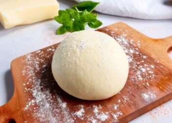 Massa de pizza simples e fácil com robot de cozinha