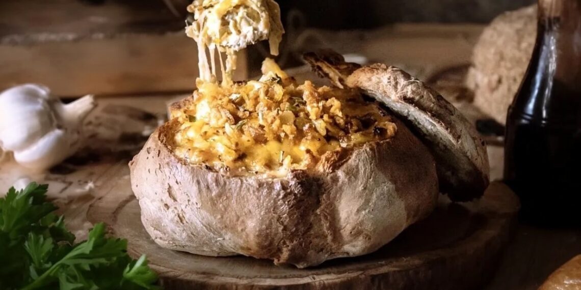 Broa recheada com bacon e queijo