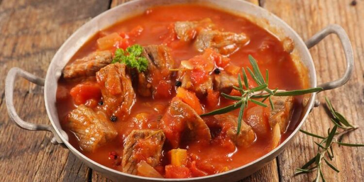 Carne guisada com tomate