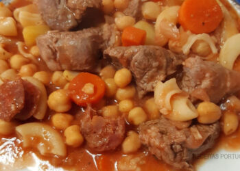 Carne de vaca no tacho com grão