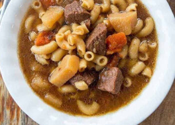 Carne de vaca estufada com massa