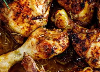 Frango assado no forno à moda da avó