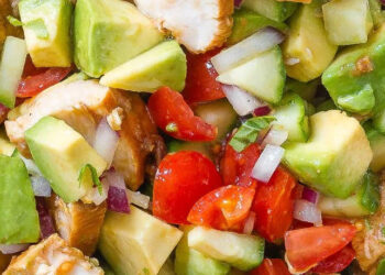 Salada de frango com abacate