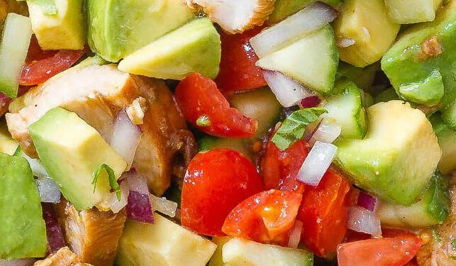 Salada de frango com abacate