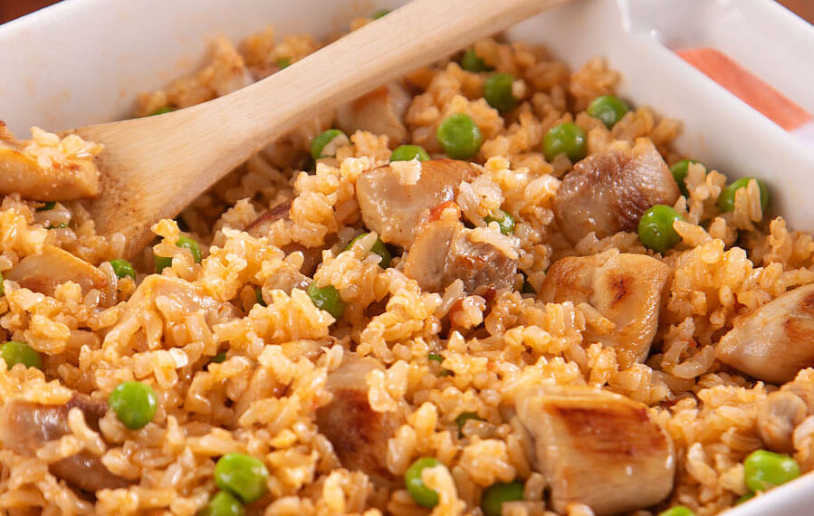 Arroz de forno com frango e legumes