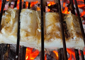 Bacalhau assado na brasa à moda antiga