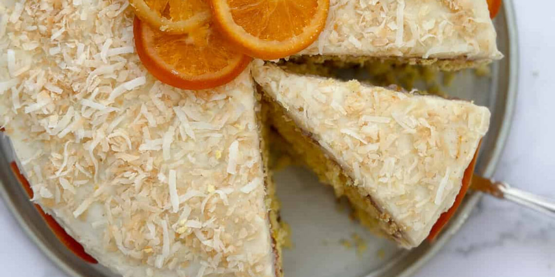 Bolo de coco com laranja húmido e cremoso