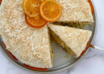 Bolo de coco com laranja húmido e cremoso