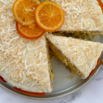 Bolo de coco com laranja húmido e cremoso