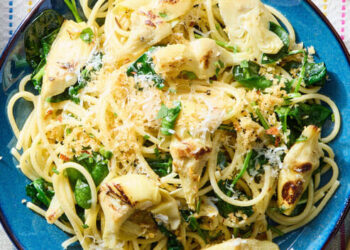 Esparguete com frango e espinafres