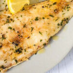 Filetes de pescada no forno com limão e ervas aromáticas