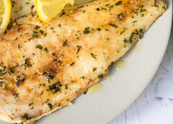 Filetes de pescada no forno com limão e ervas aromáticas