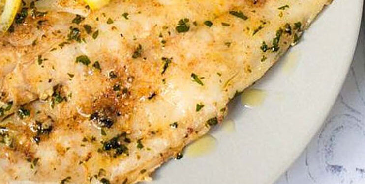 Filetes de pescada no forno com limão e ervas aromáticas