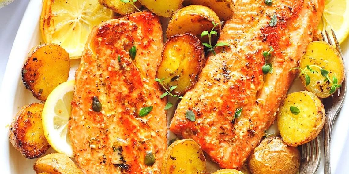 Filetes de salmão com batatas e legumes