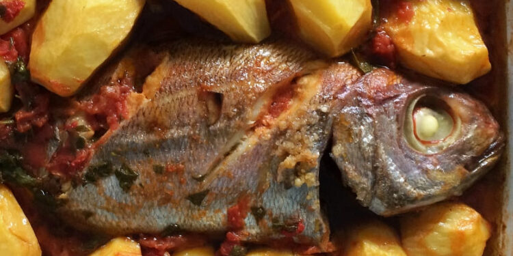 Imperador no forno com batatas