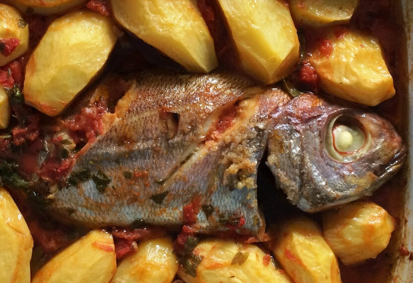 Imperador no forno com batatas