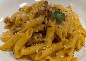 Massa à carbonara simples e cremosa