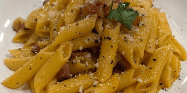 Massa à carbonara simples e cremosa