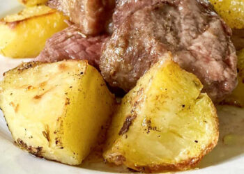 Anho assado no forno com batatas