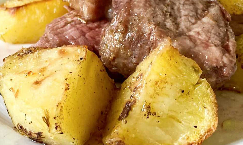 Anho assado no forno com batatas