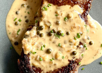 Bife com molho de três pimentas