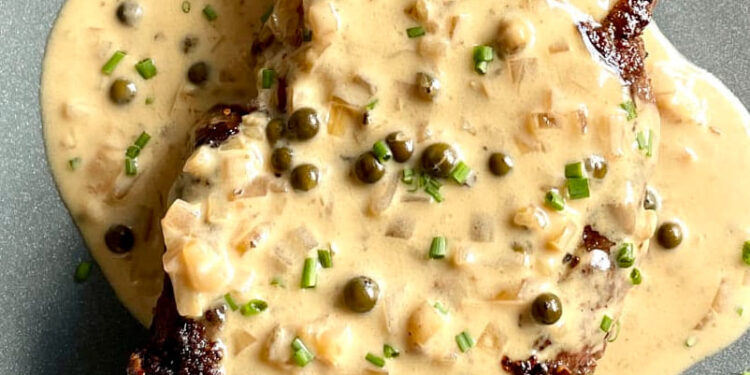 Bife com molho de três pimentas