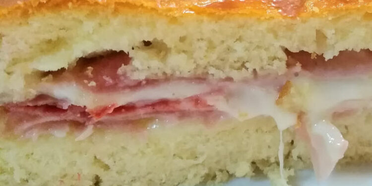 Bôla de queijo e fiambre