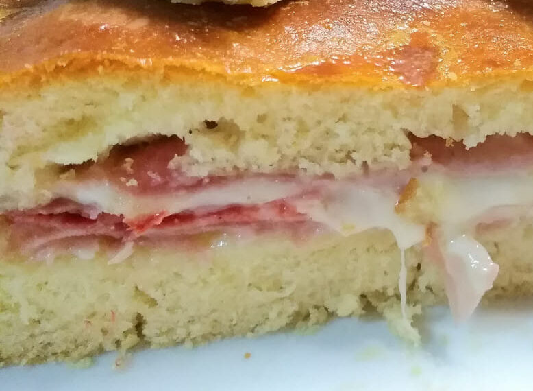 Bôla de queijo e fiambre