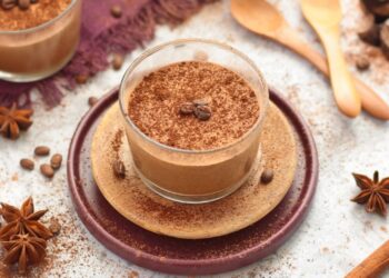 Mousse cremosa de café com toque de baunilha - só 5 ingredientes!