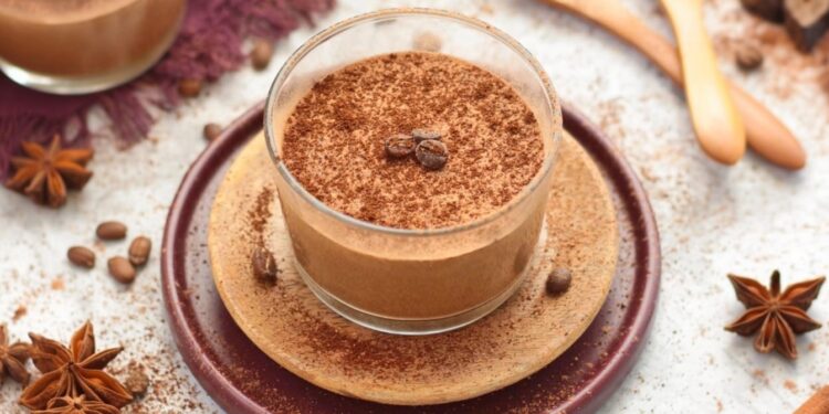Mousse cremosa de café com toque de baunilha - só 5 ingredientes!