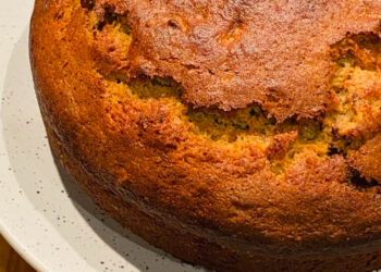 Bolo de banana sem açúcar húmido e fofinho