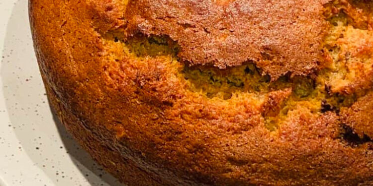 Bolo de banana sem açúcar húmido e fofinho