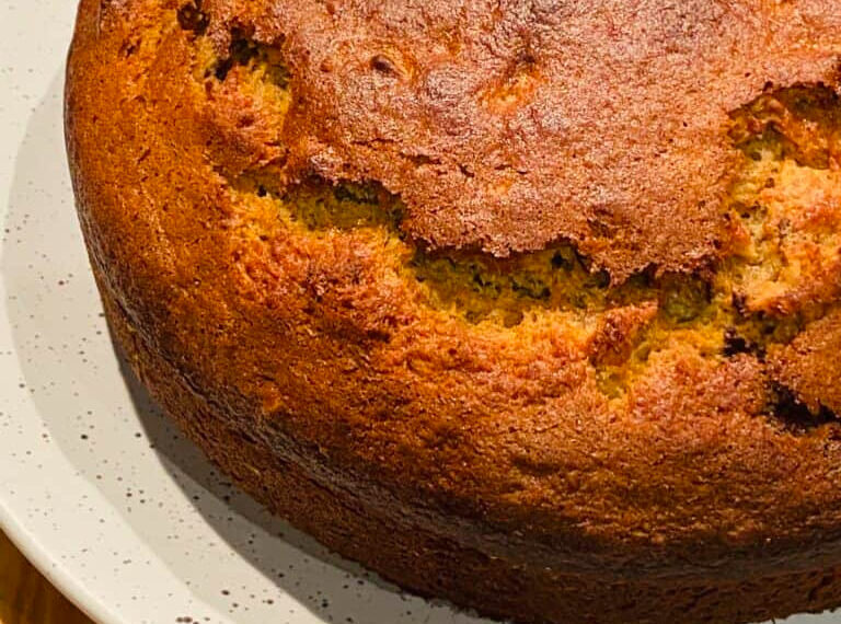 Bolo de banana sem açúcar húmido e fofinho