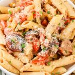 Massa com salsichas gratinada