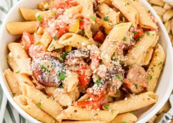 Massa com salsichas gratinada