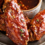 Asinhas de frango picantes com molho barbecue