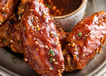 Asinhas de frango picantes com molho barbecue