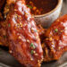 Asinhas de frango picantes com molho barbecue