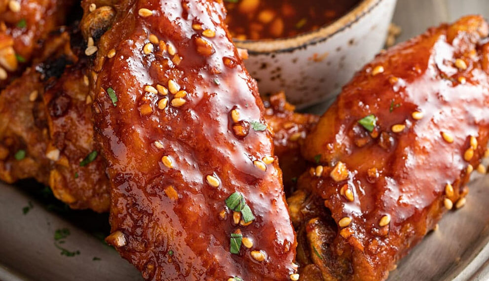 Asinhas de frango picantes com molho barbecue