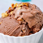 Gelado de avelã com chocolate