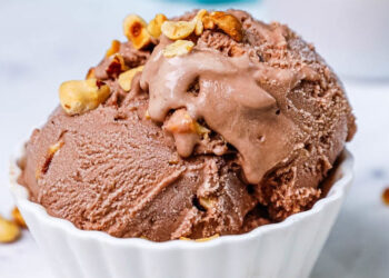 Gelado de avelã com chocolate