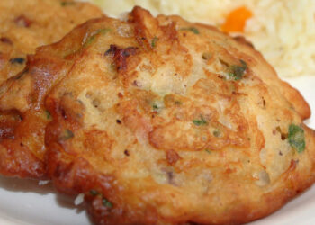 Pataniscas de polvo com salsa fresca