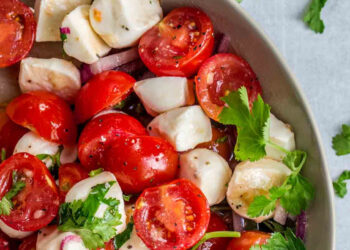 Salada de tomate com queijo fresco e orégãos