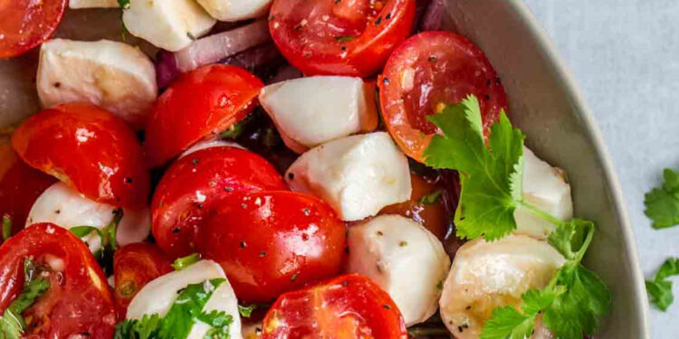 Salada de tomate com queijo fresco e orégãos