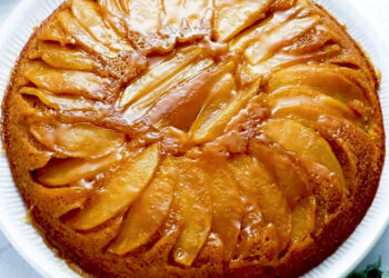 Bolo de maçã caramelizada