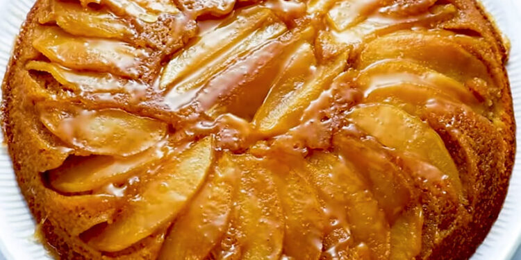 Bolo de maçã caramelizada